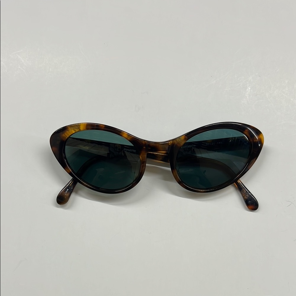 Vintage Brown Cat-Eye Sunglasses with Tortoiseshell Pattern